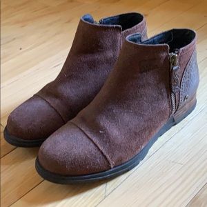 Sorel booties in a dark purple/wine